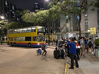 大量巴士迷正拍攝及乘搭最後一輛服役的丹尼士三叉戟作「告別」