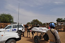 2009年9月，世界粮食计划署将物资运往苏丹达尔富尔地区