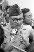1958年10月8日，美国驻台陆军第71防空炮兵团第二导弹营营长格林柏格中校接受媒体访问时表示：“本营的任务是在美军协防台湾司令史慕德中将的指挥下捍卫台湾”。