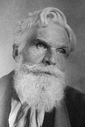 哈维洛克·艾利斯的肖像照片，一位老先生，白发、长密的胡子、眼神锐利。