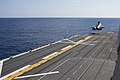 日本出云号护卫舰(DDH-183）于2021年完成的新涂装和标线，供美国海军陆战队航空兵的F-35闪电II战斗机起飞，摄于2021年10月