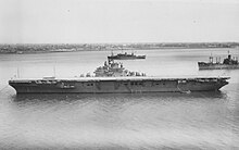 1946年4月13日，服役不久的长舰体埃塞克斯级奇沙治号正在停泊。前部的剪型舰艏向外弯出，而飞行甲板与之长度相若。