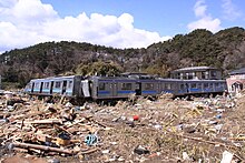 仙石线上被海啸冲毁的列车