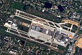 2002年6月，从国际太空站拍摄的中正国际机场[d]