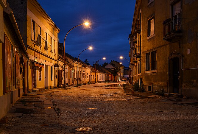 图为重建中的亚诺什·西莫尔街的夜景，该街道位于匈牙利的埃斯泰尔戈姆。