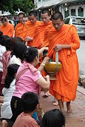 东南亚的托钵僧接受食物布施