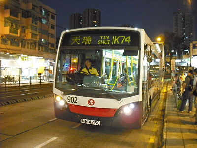使用磁翻牌的亚历山大丹尼士Enviro 200，正行驶于港铁巴士港铁巴士K74线