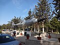 陈列在约旦大学（英语：University of Jordan）校园内的约旦皇家空军F-104A，该机同时也是穆阿特.卡萨斯贝上尉（英语：Muath al-Kasasbeh）纪念碑。