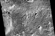 火星勘测轨道飞行器背景相机拍摄的斯克沃多夫斯卡陨击坑内的河道，注：这是前一幅照片的放大版。