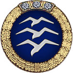 Badge: on a blue disc, silhouette of three white birds stacked in flight, the whole surrounded by a gold wreath surmounted with three diamonds