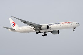 涂上中国东方航空最新涂装的一架波音777-300ER于多伦多皮尔逊国际机场