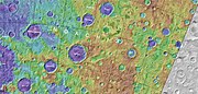 显示了亥姆霍兹陨击坑和附近其他陨坑位置的地形图。
