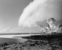 500吨TNT炸药产生的爆炸，其为水手帽行动（英语：Operation Sailor Hat）（Operation Sailor Hat）的一部分，产生的冲击波在经过的地方留下了白色的水面，在空中可以看到白色的冷凝云（英语：condensation cloud）