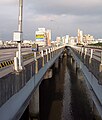 东行往台北市方向的台北桥上，右侧为机、慢车道，左侧为快车道
