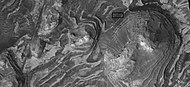 菲尔索夫陨击坑中的岩层，附带有显示足球场大小区域的方框，由HiWish计划下高分辨率成像科学设备拍摄。