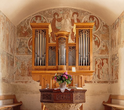 图为瓦尔滕斯堡新教教堂的内部（教堂管风琴）。