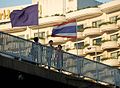 曼谷香格里拉酒店（英语：Shangri-La Hotel, Bangkok）旁人行天桥的泰国国旗和纪念公主寿辰的紫旗。