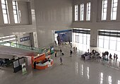 唐山北站进站大厅，入口设有“浭阳新风”服务台