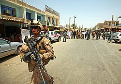 阿富汗及美国官员在扎兰季的大街上行走