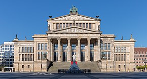 A large concert hall in the Neoclassical style, with six columns and many decorative sculptures