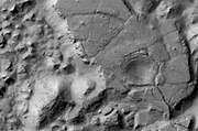 火星侦察轨道器的 HiRISE拍摄的戈耳贡混沌。影像宽度约4公里。