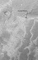 火星全球探勘者号拍摄的朱芬塔峡谷（Juventae Chasma）附近的倒转地形。这些溪流在山脊的顶部发源，然后一起流动。