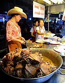 泰国清迈的红烧猪肘，与中国北方烹调法类似，使用了酱油与五香粉。