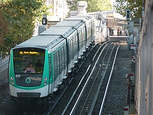 Train 017 leaving Barbes - Rochechouart towards Porte Dauphine