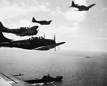 企业号航空母舰的SBD在空袭帕劳后于上空盘旋等待降落。