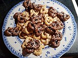 被称为 kringlor的瑞典式自家烘焙的甜味卷饼, 有些有淋上巧克力。