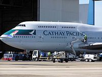 一架正在清洁的国泰航空波音747-400客机