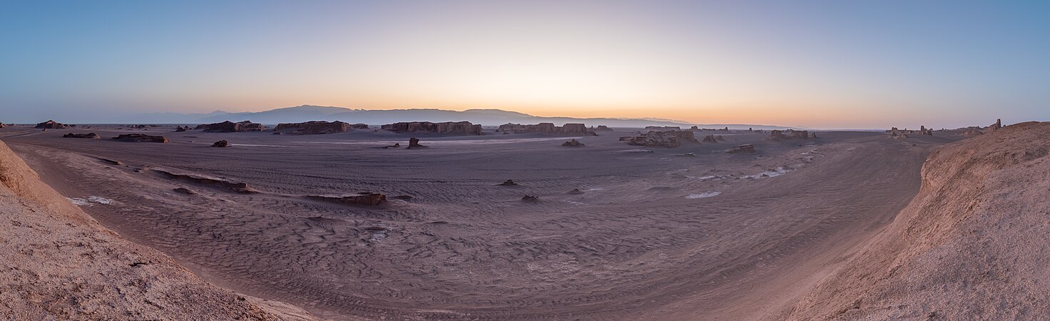 伊朗卢特沙漠日落时分的180度全景照。