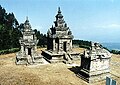位于中爪哇省三宝垄西南方的戈东松戈神庙（英语：Gedong Songo）（7-8世纪）