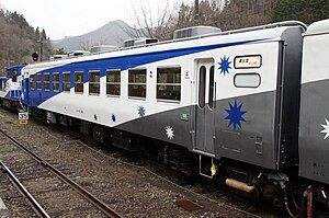 中间车辆为一般国铁12系客车。