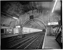 The northern end of the station in 1978, showing an archway and a shorter ceiling in the background, as well as a tall ceiling in the foreground