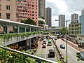 荃湾有43条行人天桥，其庞大的行人天桥网络，可接通20个大小商场，近年被称为“天空之城”