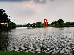 湖中的凌波吊桥