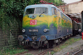 采用德铁旅游列车广告涂装的103 220-0号机车