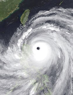 9月14日，强度达到巅峰的超强台风山竹，风眼清晰可见。
