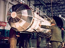 1970年初，科研人员在厂房内测试东方红一号卫星。