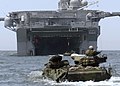 2004年4月，在加州外海进行训练的好人理查德号将舰尾的井围甲板闸门打开以回收海军陆战队的两栖突击载具（AAV）。