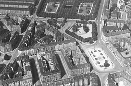 自东向西拍摄的草场广场高机位照片，拍摄于1950年前后。照片上方的公园为草场公园（丹麦语：Enghaveparken）。