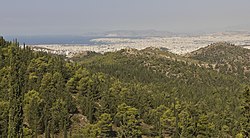 从凯萨里亚尼山遥望雅典，背景中可以看到萨拉米斯