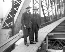 昆士兰总督于1938年7月视察故事桥
