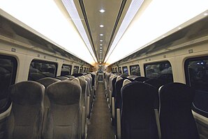 英国大东北铁路公司（英语：Great North Eastern Railway）经“野鸭工程”翻新后的英国铁路4型客车动拖开放式二等座车内部。