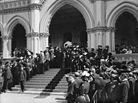 1907年9月26日时任新西兰总督第五代普伦基特男爵威廉·普伦基特（英语：William Plunket, 5th Baron Plunket）宣布新西兰成为自治领