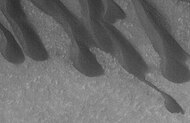 上一照片中部分区域的火星全球探勘者号图像，这些黑斑被确定为是沙丘。根据火星轨道器相机公共目标计划，由火星全球探勘者号拍摄。