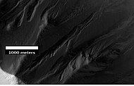 HiWish计划下高分辨率成像科学设备显示的罗斯陨击坑中的冲沟。由于这些冲沟都位于陨坑窄薄的坑沿壁上，且各条沟头起点位置不同，因此，该示例与含水层形成冲沟的模型不相符。