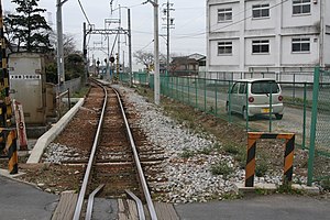 车站遗址（从阿下喜一方望向遗址。路轨右边是站台遗址，白色建筑物是员辨町立东小学）