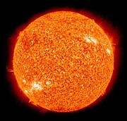 太阳是由热等离子体（诸分子几乎被完全电离）与磁场交织着的